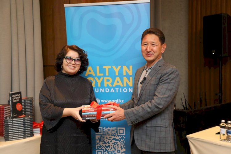 Меценат И.Салжанов 8 мың кітап сыйға тартты