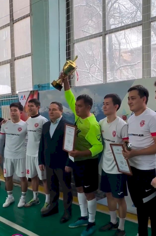 "Алматы ақшамы" газеті 35 жылдығына орай шағын футболдан жарыс өткізді