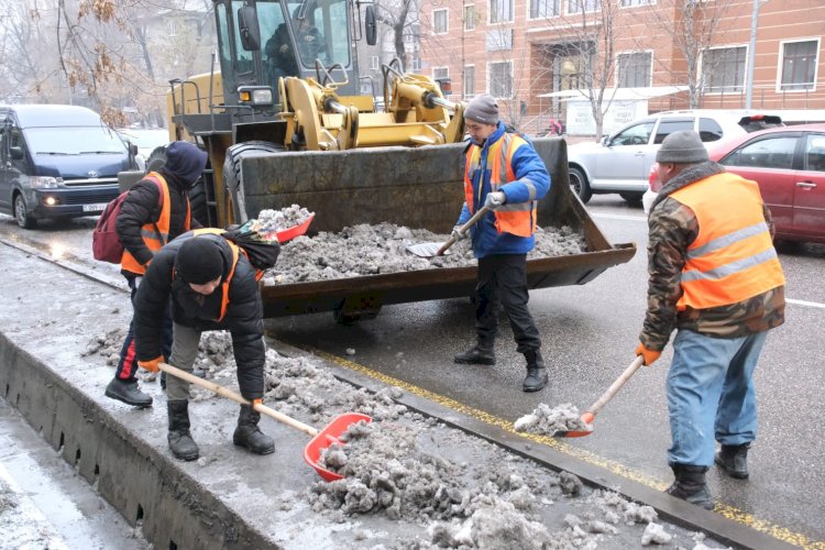 Алматыда қар шығару жұмыстары тәулік бойы жүргізіледі