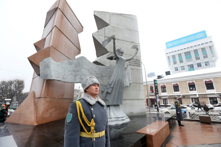 Алматыда «Тәуелсіздік таңы» монументіне гүл шоқтарын қою рәсімі өтті