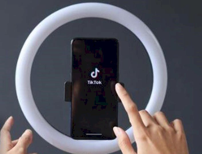 Алматылық физика пәнінің ұстазы - «ТикТок мұғалімі 2023»  жеңімпазы