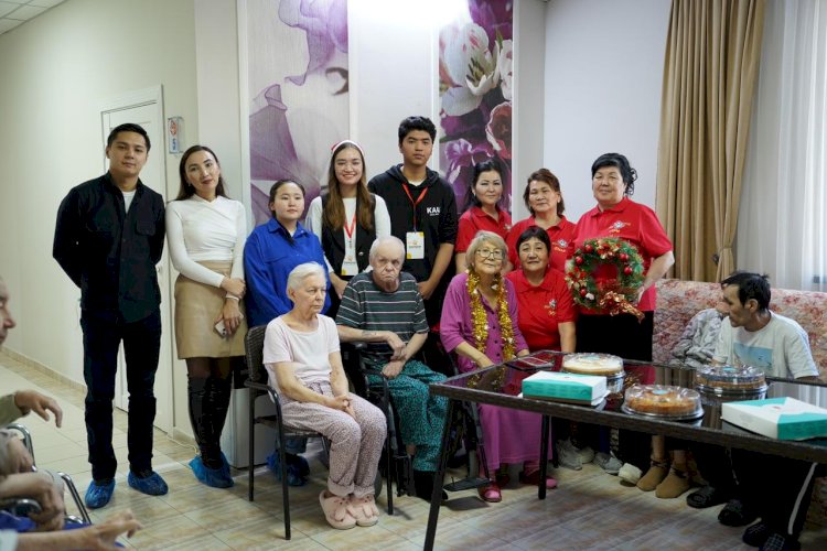 Алматылық белсенді жастар қарттар үйіндегі қарияларды жаңа жылмен құттықтады