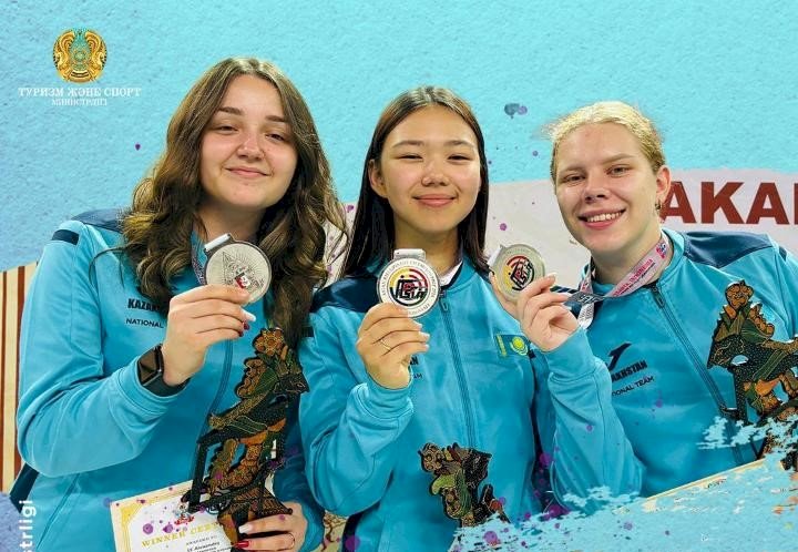 Үздіктер қатарындағы үш қыз