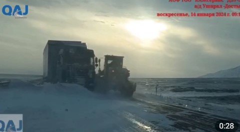 Қар құрсауынан 12 жүк көлігі шығарылды