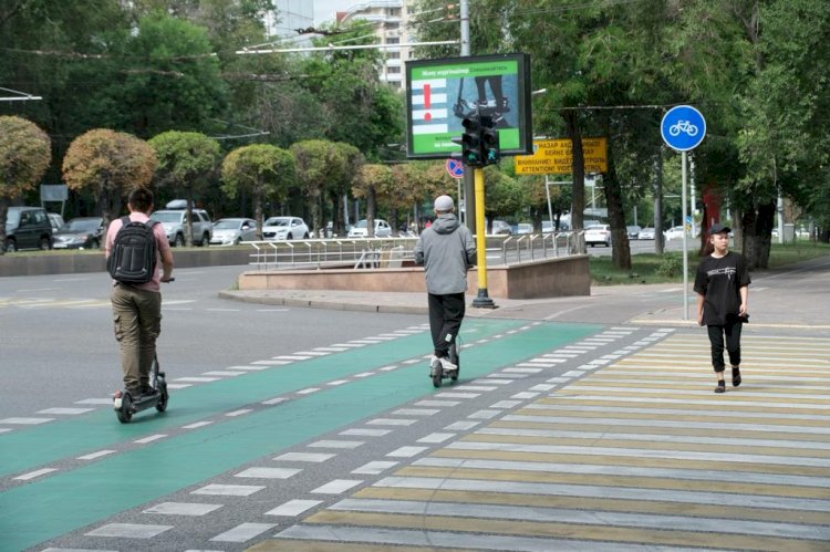 Алматыда бір жыл ішінде кикшерингтік электр скутерлермен жүру саны 2 есеге артты