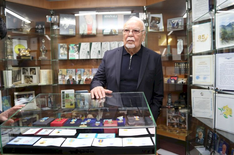 Асанәлі Әшімов жеке заттарын архивке тапсырды