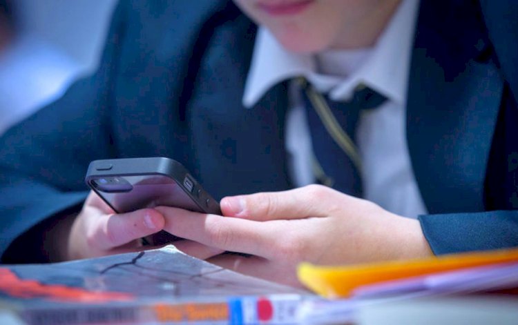 Оқушыларға сабақ уақытында телефон ұстауға заңды түрде тыйым салынуы мүмкін