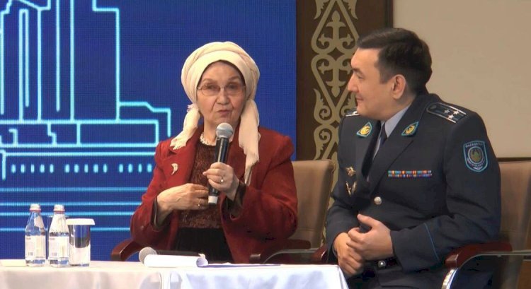 Зейнеп Ахметова Алматы полицейлерімен кездесті