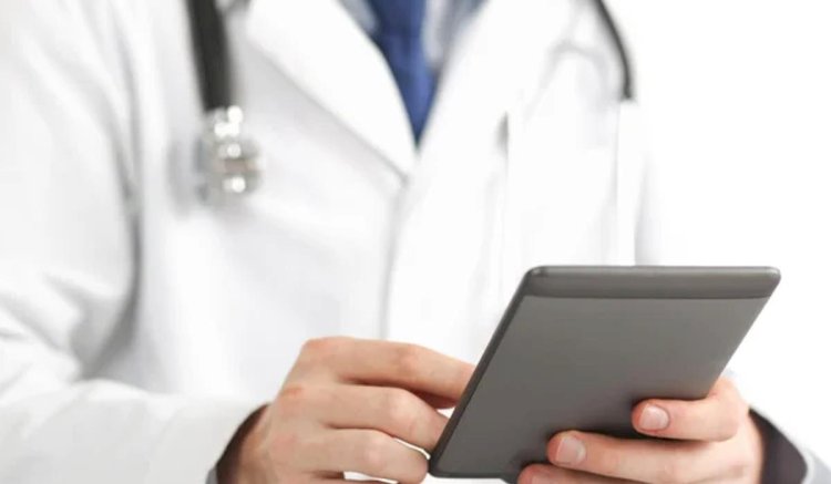 Ұшақта жүрегі тоқтаған баланы борттағы жолаушы дәрігер аман алып қалды