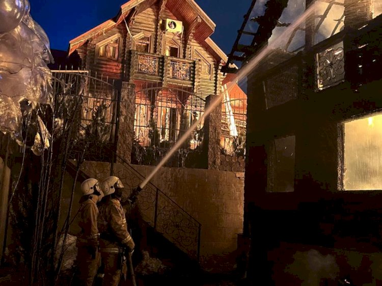 Медеу ауданында екі қабатты ағаш сарай мен оған көрші ғимараттар өрттен аман қалды