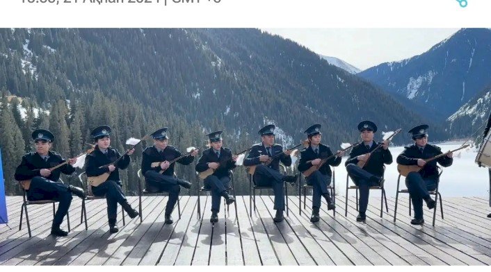 Полиция курсанттары ашық аспан астында күй тартты