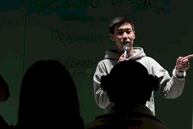 Жастар сахнада өнер көрсетті