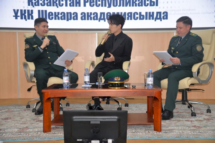 Димаш Құдайберген шекарашы курсанттармен кездесті