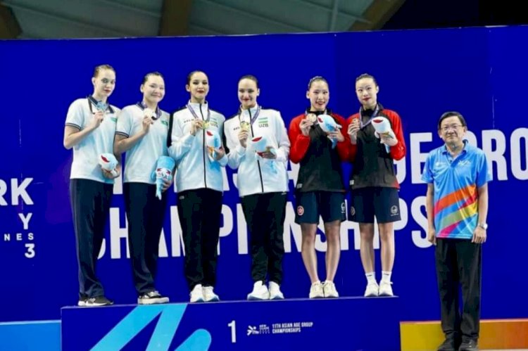 Көркем жүзушілер қоржынға күміс жүлде салды