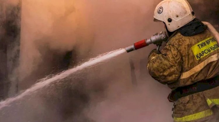 Алматыда өртенген үйден құтқарушылар ер адамды аман алып қалды