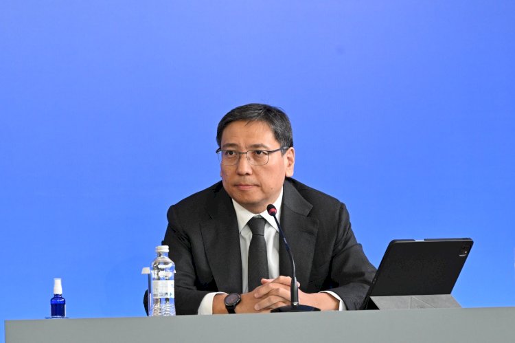 Ерболат Досаев қаланың нәзік жанды тұрғындарын келе жатқан көктем мерекесімен құттықтады