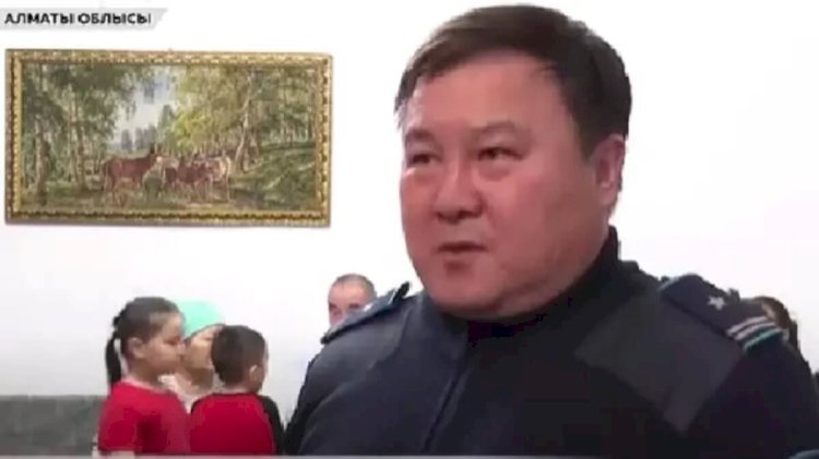 Тоғыз қыз тәрбиелеп отырған майор