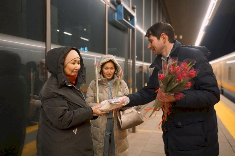 Жолаушылар пойызында әйелдерге гүлдер мен сыйлықтар берілді