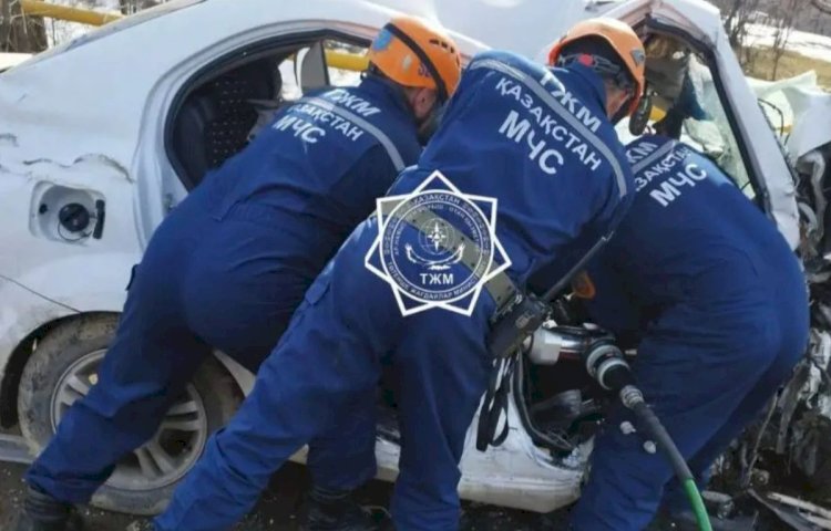 Құтқарушылар жолаушының денесін жеңіл көліктен алып шықты