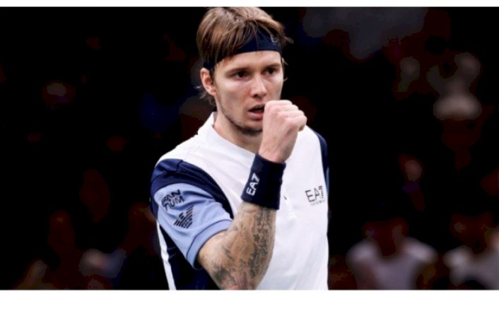 Александр алда келеді