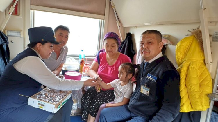ҚТЖ пойыздарының жолсеріктері Ораза ұстаған жолаушыларға құрма мен су таратты