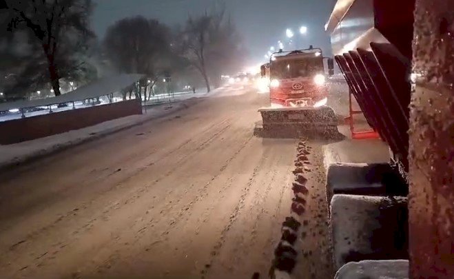 Қала көшелеріне 350 тонна құм себілді