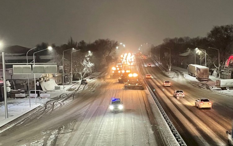 Түнгі уақытта 367 бірлік техника және 171 жұмысшы қар күреуге шықты