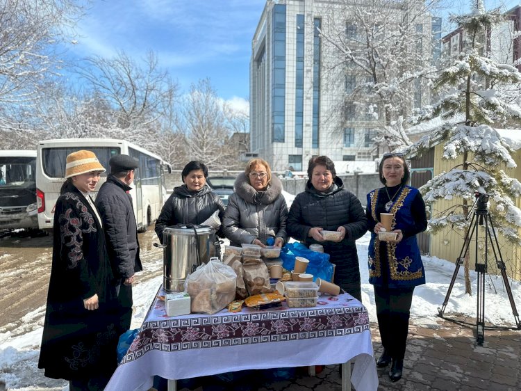 Алматыда №167 мектеп ұжымы көше тазалаушыларға ыстық тамақ таратты