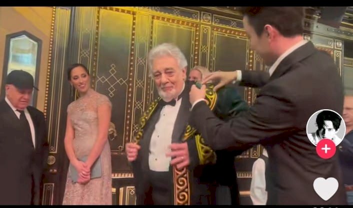 Димаш Доминго ақсақалға шапан жапты