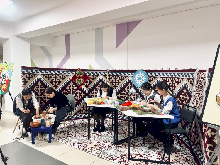 Наурызнама: Алматыда ұлттық киім күні қалай өтті   