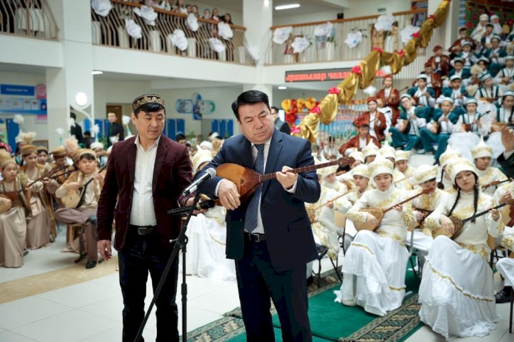 Оқу-ағарту министрі балалармен бірге күй орындады