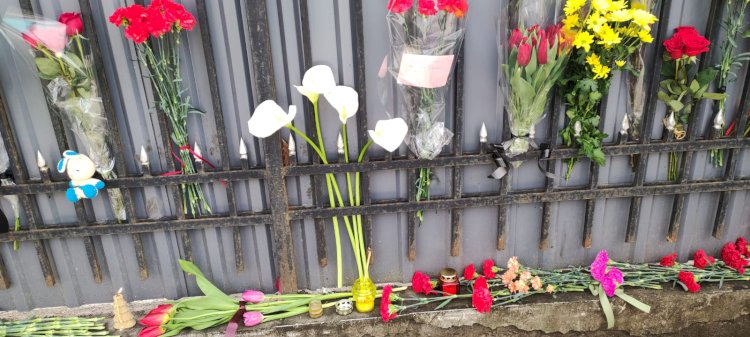 Алматы тұрғындары Ресей бас консулдығына гүл шоқтарын әкеліп жатыр