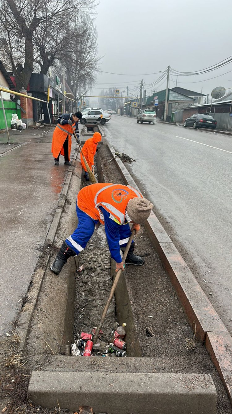 Алматының арық желілерінен 985 тонна қоқыс пен лай шығарылды