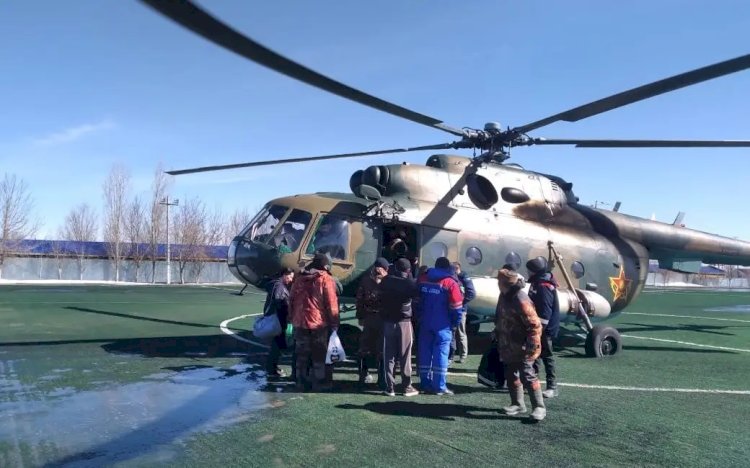 Әскери ұшқыштар су тасұынынан зардап шеккен аймақтарға гуманитарлық көмек жеткізді