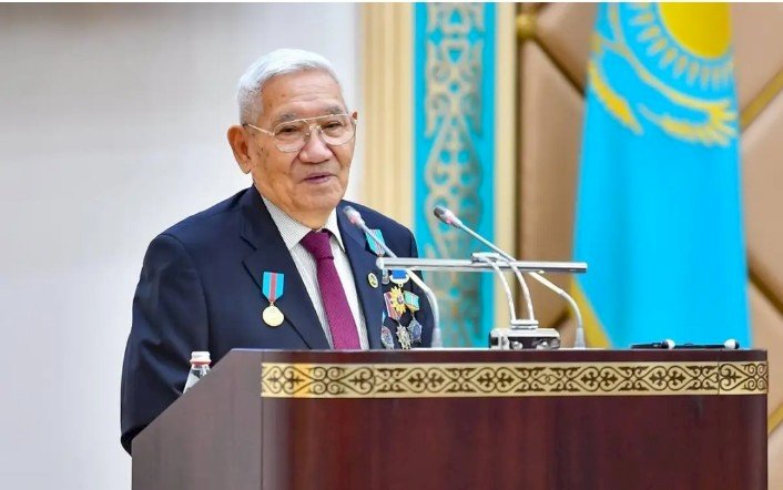 Қоғам қайраткері Өмірбек Байгелді өмірден озды