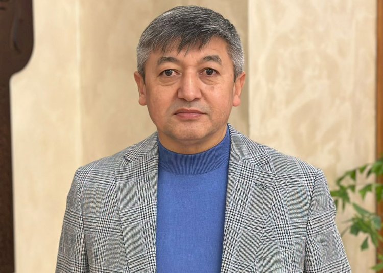 Апат деген батпандап кіріп, мысқылдап шығады