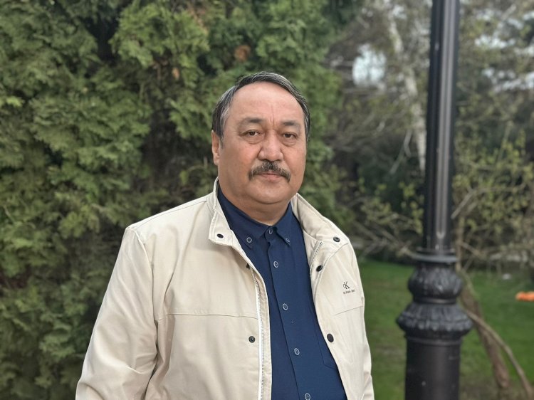 Байғали Есенәлиев, актер, драматург, композитор:   Біздің қолымыздан келері рухани көмек