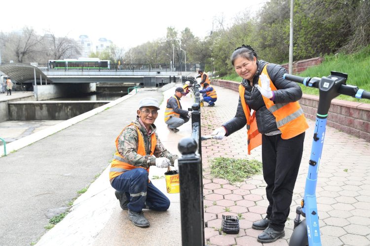 Алматыда еріктілер мен экоактивистер Есентай өзенінің жағалауын ретке келтірді
