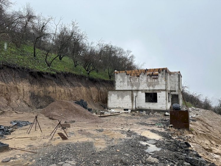 Алматыда сазды лай көшкінінің болуына заңсыз салынған құрылыс себеп болды