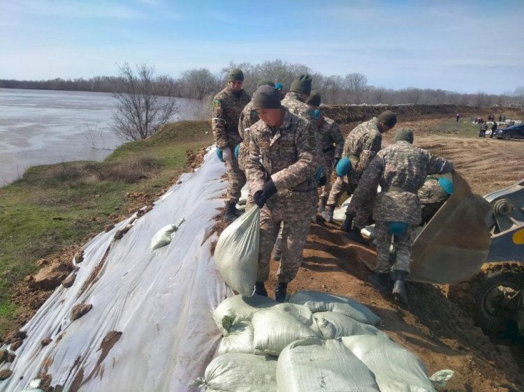 Қорғаныс министрлігінің ұшқыштары Петропавл және Орал қалаларына гуманитарлық көмек жеткізді