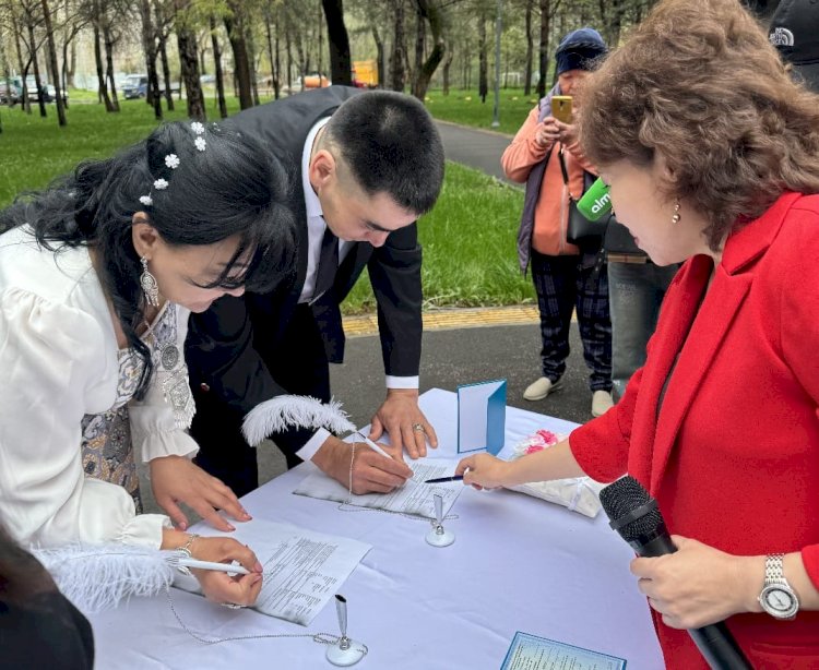 «Алматы – біздің ортақ үйіміз»: мегаполисте жас жұбайлар аллеясы ашылды