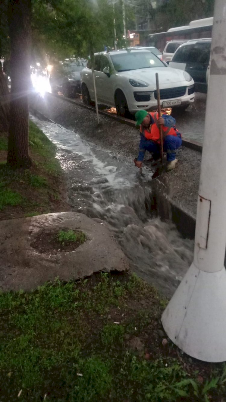 Алматыда қолайсыз ауа райының зардабы шұғыл жойылуда