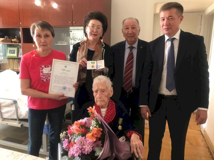 Еңбек кітапшасында бір ғана жазу бар Сәруар әжей 100-ге келді