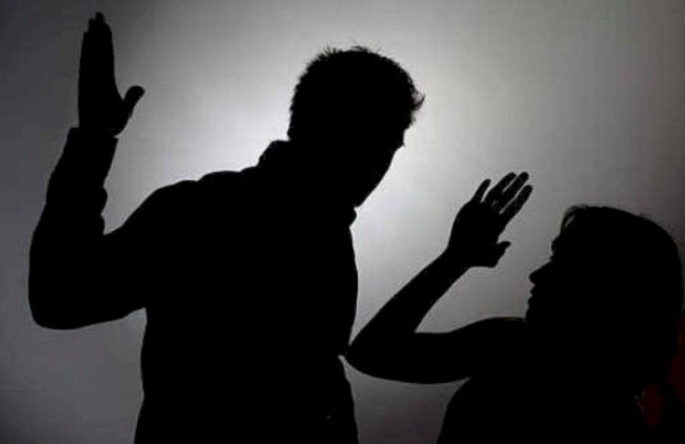 Тағы бір әйелді ұрып-соғу сәті видеоға түсіп қалды