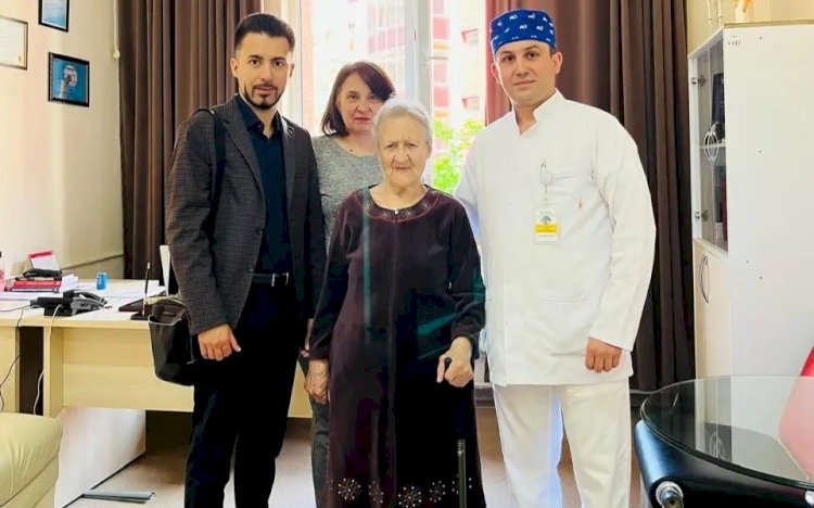 Украинадан келген 92 жастағы әжейді алматылық дәрігерлер аяғына тұрғызды