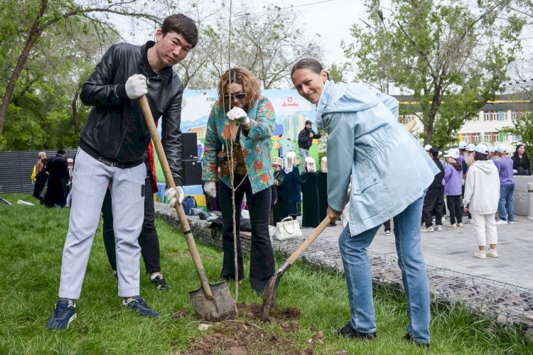 Алматының Әуезов ауданында жастар мен ардагерлер 400 көшет отырғызды