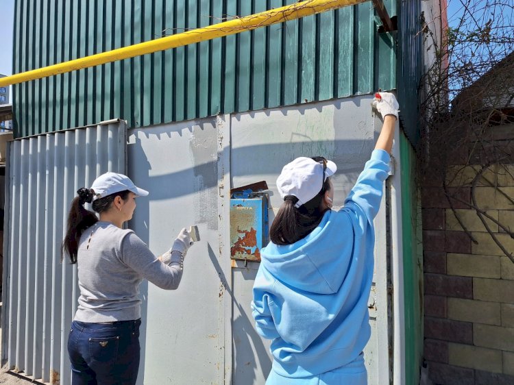 "Өнегелі ұрпақ" науқаны: белсенді Алматы азаматтары зейнеткерлерге үйдің ауласын көркейтуге көмектесіп жатыр