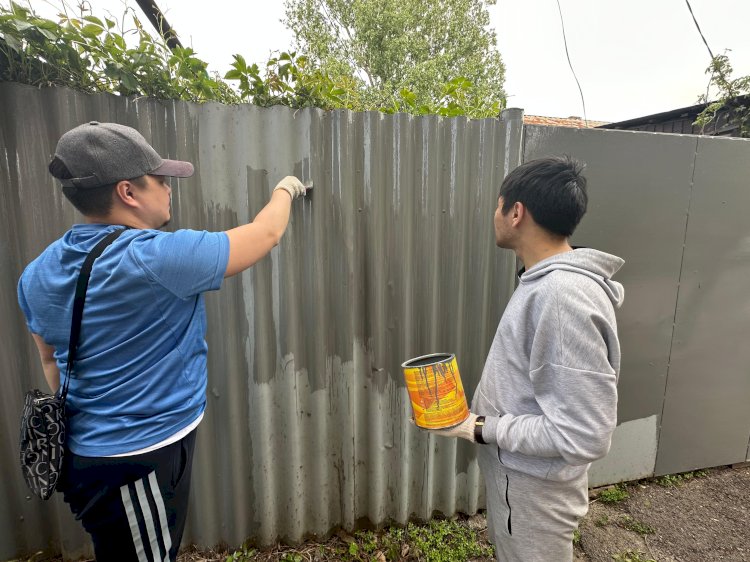 «Өнегелі ұрпақ»: алматылықтар зейнеткерлерге аулаларын ретке келтіруге көмектесіп жүр