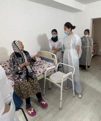 Дәрігерлер қарттардың денсаулығын тексерді