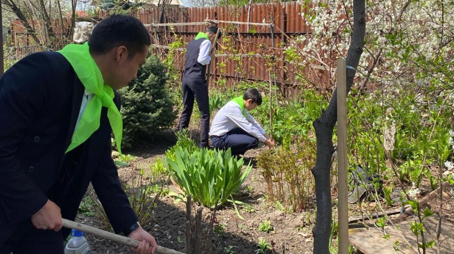 «Жақыныңа жәрдемдес» акциясы жүздеген немқұрайлы алматылықтарды біріктірді: мыңға жуық еріктілер мұқтаж жандарға көмек көрсетті